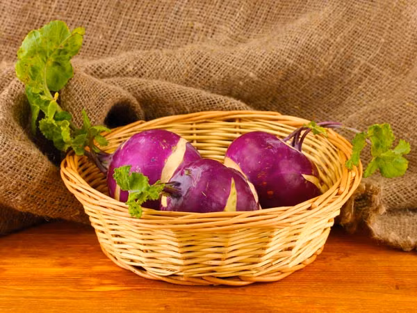 Củ cải. Một trong những loại thực phẩm chứa nhiều Vitamin C và ngon miệng là củ cải. Nhờ nguồn tuyệt vời của vitamin C và ít hydrat cacbon nên củ cải có rất nhiều lợi ích sức khỏe. Bạn có thể nướng chúng hoặc thêm chúng vào các loại canh. Củ cải cũng được biết đến như là một thực phẩm chống lại virus.