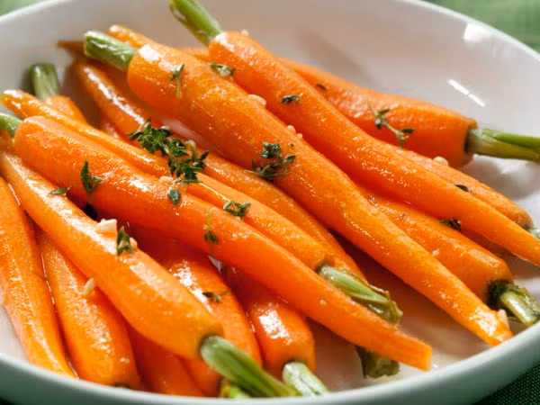 Cà rốt. Cà rốt cũng là loại thực phẩm chứa nhiều vitamin C. Ngoài ra, thực phẩm này còn chứa beta - carotene, magie, chất xơ...những dưỡng chất giúp cho hệ miễn dịch khỏe mạnh.