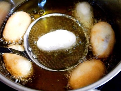 Vẫn là nước mắm chấm chua ngọt nhưng không pha loãng để ngoài mà sền sệt, cay cay đổ trực tiếp vào bát bánh đã được cắt miếng. Không rau sống, chỉ bỏ thêm đu đủ xanh vào nữa là thành một suất. Ăn như vậy gọn gàng mà bảo đảm nóng hổi, ngon miệng. Bánh rán "sang chảnh" cỡ nào cũng không quá 8.000 đồng/chiếc, vì thế nó xứng đáng ghi tên mình vào danh sách những món ăn đi cùng năm tháng của người Hà Nội.