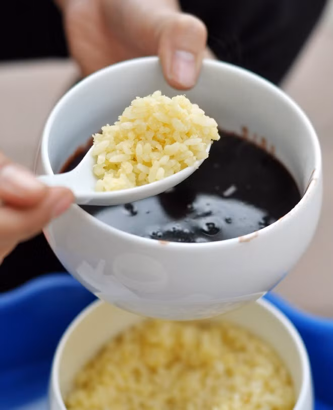 Xôi chè nóng. Xôi chè nóng vào mùa hè có thể bị lãng quên nhưng khi trời chuyển lạnh thì rất “quyến rũ”. Chè đỗ đen, đỗ xanh, hay chè bà cốt nóng hổi, ngọt ngào ăn với xôi vò dẻo bùi. Gánh rong giản dị, tuềnh toàng thì bán 10.000 đồng, còn nơi có cửa hàng cũng chỉ nhích lên 15.000 đồng cho một bát xôi chè. Thế nên xôi chè là món dễ ấm bụng mà chẳng bao giờ lo thiếu tiền