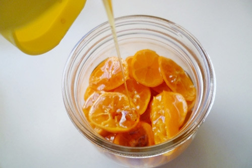 Dùng quất ngâm mật ong trị viêm họng tại nhà. Một cách đơn giản trị viêm họng tại nhà được không ít người ưu chuộng sử dụng đó chính là dùng quất ngâm mật ong. trong quả quất có chứa các chất giúp tiêu diệt vi khuẩn khá tốt, cộng thêm mật ong có tác dụng làm dịu họng và diệt khuẩn giúp cho đây là công thức trị bệnh viêm họng tuyệt vời.