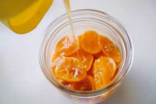 Dùng quất ngâm mật ong trị viêm họng tại nhà. Một cách đơn giản trị viêm họng tại nhà được không ít người ưu chuộng sử dụng đó chính là dùng quất ngâm mật ong. trong quả quất có chứa các chất giúp tiêu diệt vi khuẩn khá tốt, cộng thêm mật ong có tác dụng làm dịu họng và diệt khuẩn giúp cho đây là công thức trị bệnh viêm họng tuyệt vời.