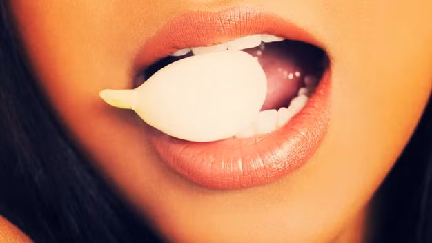 Ngậm tỏi sống. Tỏi có chứa allicin, một kháng sinh rất mạnh, giúp tiêu diệt virút và vi khuẩn. Theo Degelman, bạn có thể ngậm một tép tỏi sống trong khoảng 5-10 phút khi thấy cổ họng có cảm giác ngứa để tránh bị nhiễm trùng.