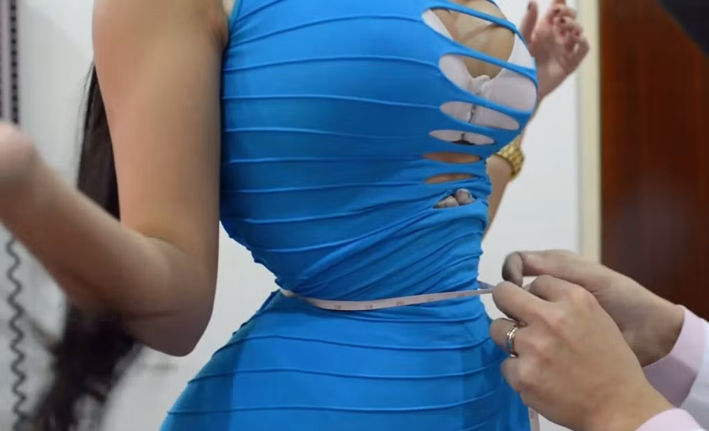 Cùng với việc mặc áo ngực, Aleira cố gắng giữ thân hình đồng hồ cát của mình bằng các chế độ ăn kiêng và áp dụng các chế độ tập luyện. Thường mỗi ngày cô chỉ ăn một chút lòng trắng trứng, một ít thịt, dứa và nhiều hoa quả khác. Cô cũng gập bụng, tập tạ và áp dụng nhiều cách khác để giữ nguyên vóc dáng này.