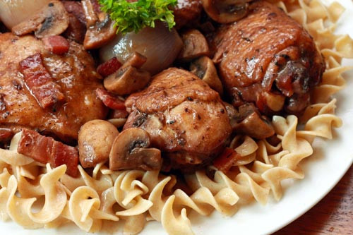 Gà sốt vang (Coq au vin). Coq au vin là một trong những món truyền thống của ẩm thực Pháp. Món ăn này được chế biến khá đơn giản bằng cách om thịt gà với rượu vang, bơ, thịt xông khói, hành tây và tỏi. Độ đậm đà của nước sốt vang phụ thuộc vào khẩu vị của từng người, từng vùng.