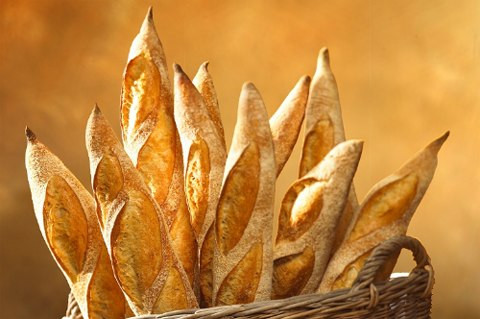 Bánh mì baguette là một trong những món ngon ở Pháp không thể bỏ qua. Baguette nóng hổi có thể ăn không hoặc ăn kèm với các loại phô mai truyền thống của Pháp đều ngon tuyệt. Muốn ăn bánh baguette ngon, bạn hãy đến tiệm bánh Le Grenier à Pain - tiệm bánh thắng giải Grand prix de la baguette năm nay.