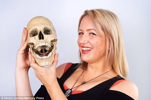 Lois đã trải qua tổng cộng 5 lần tái tạo lại mũi cũng như lưu dẫn ở phổi và các thủ thuật khác nhau của vật lý trị liệu và hiện tại đang trong quá trình hồi phục.