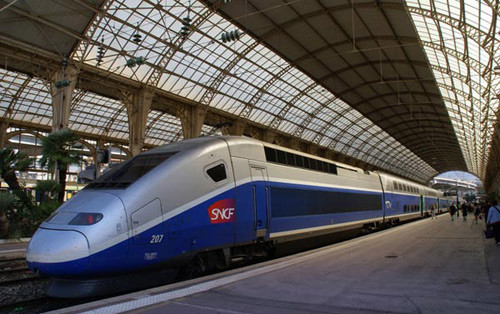 TGV được xem là phương tiện giao thông “sạch” vì sử dụng năng lượng điện. Thực tế, khi đoàn tàu thử nghiệm đầu tiên ra mắt, nó sử dụng động cơ chạy dầu, tuy nhiên cuộc khủng hoảng năng lượng vào thập niên 70 đã buộc các nhà sản xuất chuyển hướng sang động cơ điện.