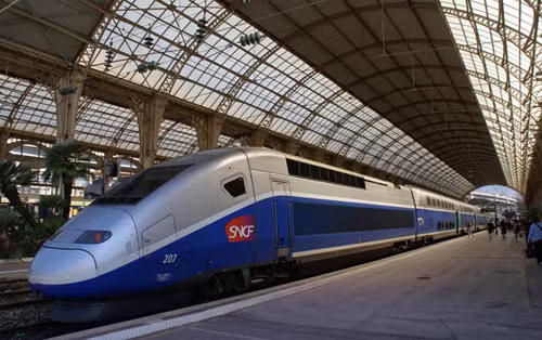 TGV được xem là phương tiện giao thông “sạch” vì sử dụng năng lượng điện. Thực tế, khi đoàn tàu thử nghiệm đầu tiên ra mắt, nó sử dụng động cơ chạy dầu, tuy nhiên cuộc khủng hoảng năng lượng vào thập niên 70 đã buộc các nhà sản xuất chuyển hướng sang động cơ điện.