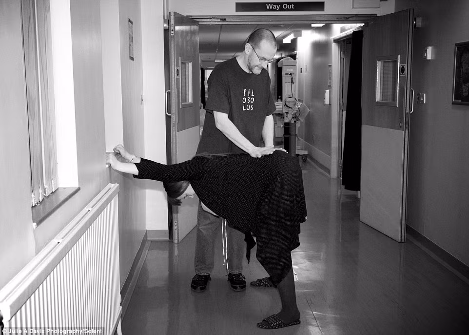 Anh chồng cố gắng làm tất cả mọi thứ có thể để vợ bớt đau trong cơn chuyển dạ.