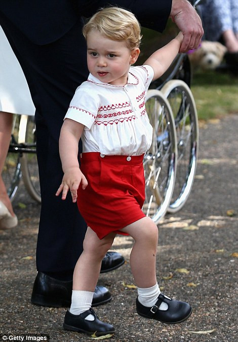 ...trái ngược với anh trai cô bé – tiểu hoàng tử George, người được thừa hưởng mái tóc vàng từ cha. Charlotte kém anh trai cô bé 1,5 tuổi.