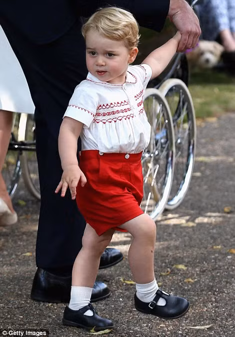 ...trái ngược với anh trai cô bé – tiểu hoàng tử George, người được thừa hưởng mái tóc vàng từ cha. Charlotte kém anh trai cô bé 1,5 tuổi.