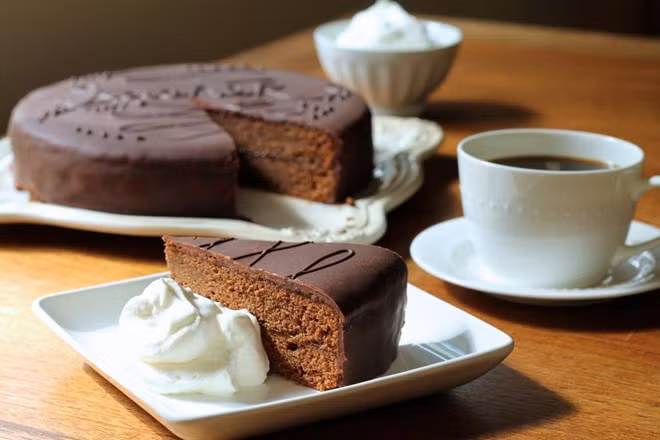 Bánh Sachertorte (Áo): Chính lớp mứt mơ dẻo mịn của chiếc bánh sô cô la nổi tiếng nhất nước Áo đã làm nên thương hiệu Sachertorte. Ảnh: Thedaringkitchen.