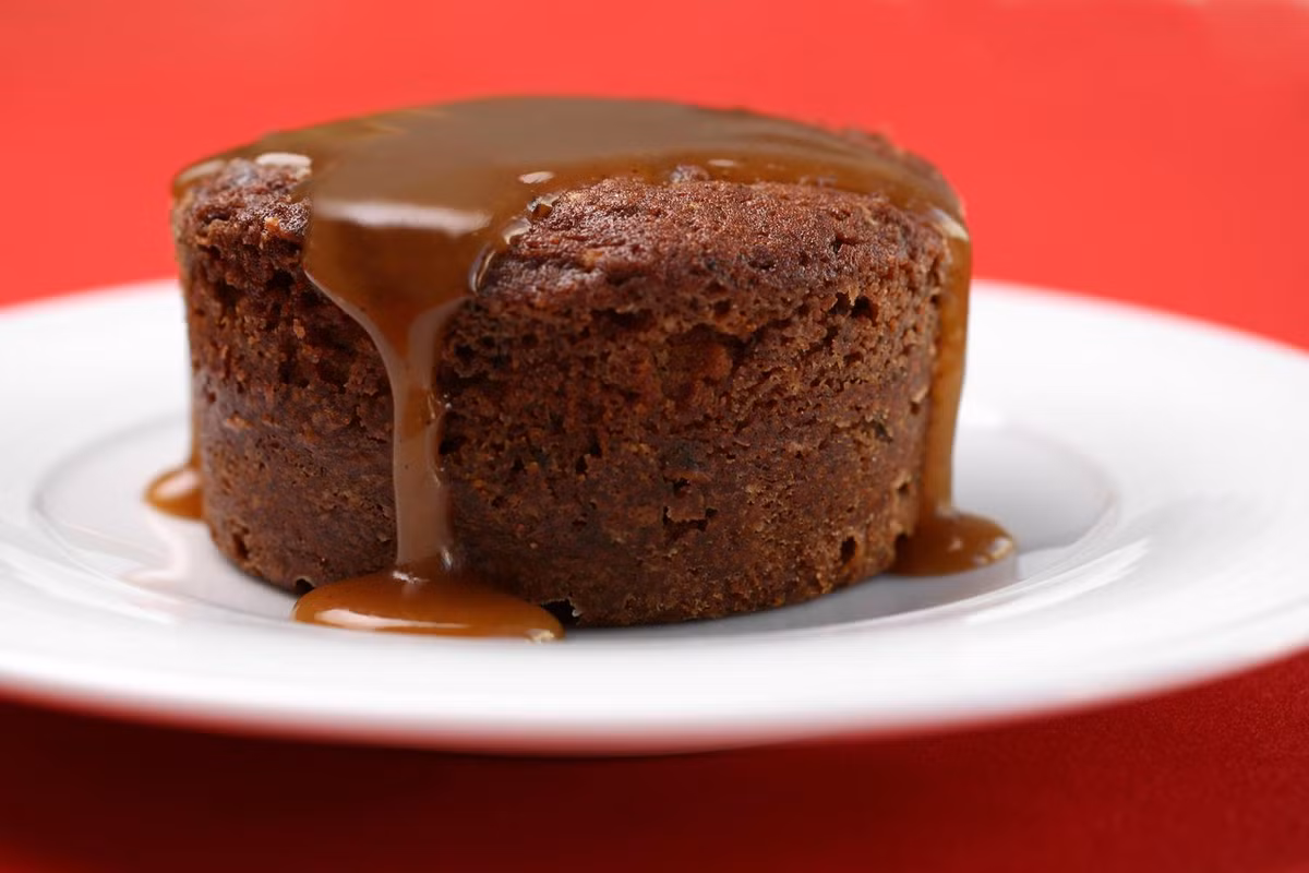Sticky Toffee Pudding (Anh): Món bánh kẹo bơ cứng đến từ vùng Lake Ditrict, vùng tây bắc nước Anh này thuộc top những món ngon nổi tiếng nhất của xứ sở sương mù. Ảnh: Chowhound.