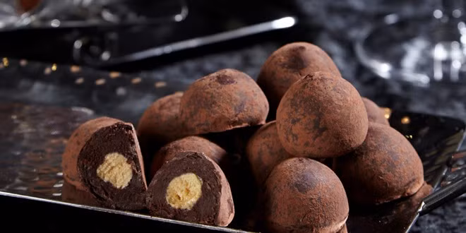 Champagne Truffles (Thụy Sỹ): Champagne Truffles là sự kết hợp của bơ hòa quyện cùng sô cô la sữa, thêm chút sâm panh. Ảnh: Teuschersg.