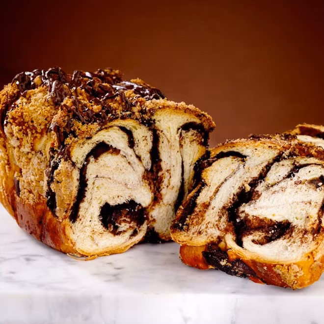 Bánh Babka (Ba Lan): Babka là loại bánh ngọt truyền thống ở Ba Lan, giống bánh mì brioche nhưng có thêm sô cô la. Ảnh: Goldbely.