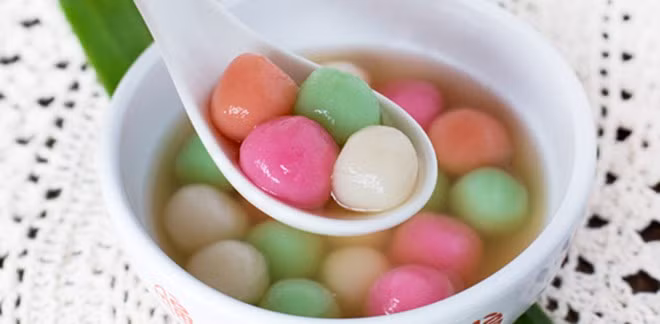 Tangyuan (Trung Quốc): Tangyuan được làm từ những viên bột nếp nhiều màu sắc, bên trong có nhân mè, đậu phộng hay đậu đỏ, dùng chung với nước gừng nấu với đường phèn. Ảnh: Huffingtonpost.