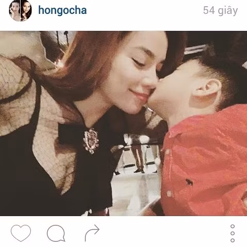 Mới đây, Hồ Ngọc Hà đã chia sẻ hình ảnh cô và bé Subeo với lời chú thích: “The one and only in my heart” (Tạm dịch: Một và chỉ một trong trái tim tôi). Trong ảnh, Subeo thơm nhẹ vào má Hồ Ngọc Hà. Hai mẹ con thực sự hạnh phúc và vui vẻ.