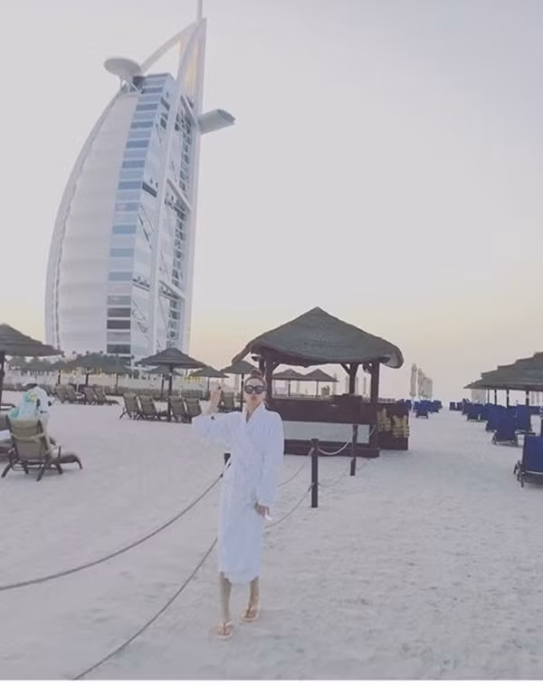 Nhiều người cho rằng, đăng tải hình ảnh trên, Hồ Ngọc Hà ngầm ám chỉ, Subeo là tình yêu duy nhất đối với cô, không có người thứ 3, không có “đại gia kim cương” mà cư dân mạng đang bàn tán xôn xao.