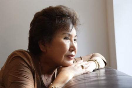 6. Giai đoạn tiền mãn kinh – mãn kinh: Khi bước vào thời kỳ tiền mãn kinh và mãn kinh, cơ thể người phụ nữ có sự biến đổi lớn về sinh lý. Do sự sụt giảm hoạt động nội tiết estrogen của buồng trứng, buồng trứng bắt đầu hoạt động yếu dần đi, sau đó sẽ ngừng hẳn khiến cơ thể giảm nội tiết, môi trường âm đạo trở nên khô và trung tính, thiếu đi các chất dịch và axit lactic. Vì vậy mà nấm và tạp trùng dễ dàng phát triển rầm rộ, tấn công âm đạo gây viêm nhiễm phụ khoa.