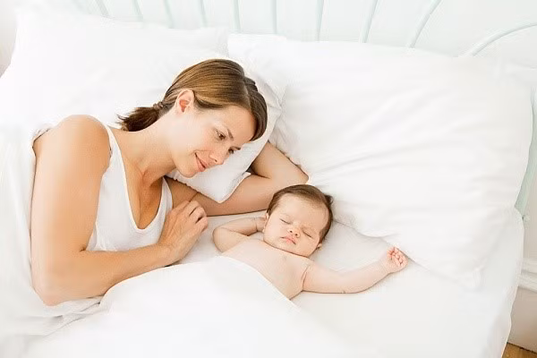 2. Sau khi sinh. Theo nghiên cứu, phụ nữ sau khi sinh cũng là đối tượng có nguy cơ mắc bệnh phụ khoa cao, tỷ lệ mắc bệnh cao hơn phụ nữ chưa qua sinh nở là 2,4 lần. Nguyên nhân có thể do tử cung sau sinh thường bị giãn rộng và sản dịch tiết ra nhiều khiến vùng kín luôn bị ẩm ướt, tạo điều kiện cho các loại vi khuẩn, nấm xâm nhập và phát triển.