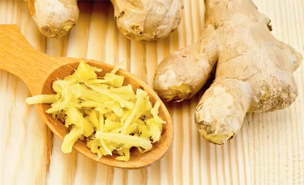 Pha gừng vào nước rửa mặt sáng hoặc tối, mỗi ngày một lần, trong 60 ngày có thể trị dứt mụn, đốm đen trên mặt...