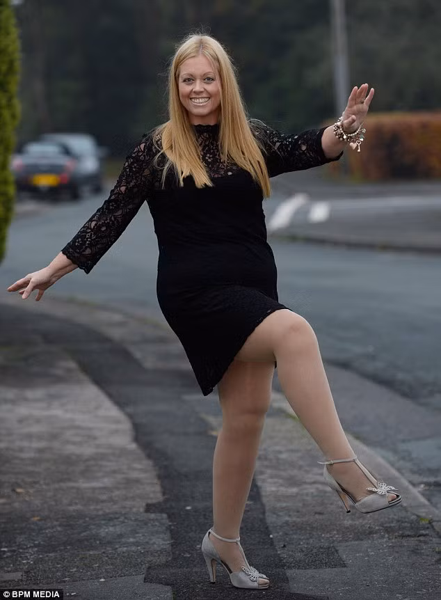 Không từ bỏ hy vọng, Faye đã đến trung tâm tư vấn làm đẹp và tiến hành hút mỡ. Các bác sĩ đã hút 12 lít mỡ thừa ở chân cô này.