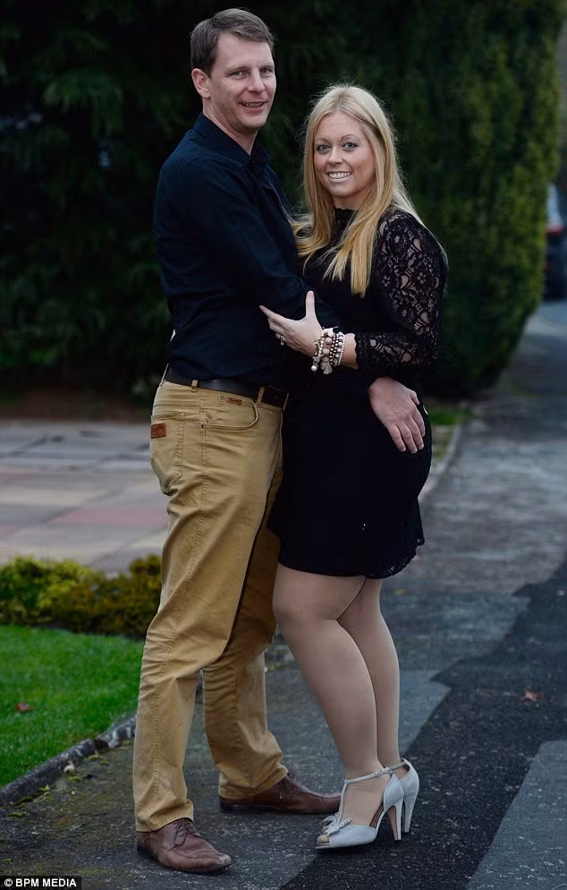 Faye chia sẻ: "Lần đầu tiên trong nhiều năm, tôi cảm thấy hạnh phúc khi nhìn vào cơ thể của mình. Tôi đã có thể tự tin diện những chiếc váy mà không phải xấu hổ về điều gì”. Không chỉ thế, cô còn tiết lộ rằng, chồng của cô rất thích thú với thay đổi hiện tại của vợ.