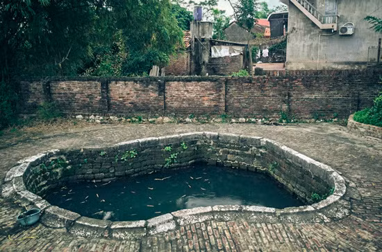 Miệng giếng được bao bọc bằng các phiến đá ong. Nước “giếng bàn chân” lúc nào cũng đầy, kể cả khi tiết trời khô hạn.