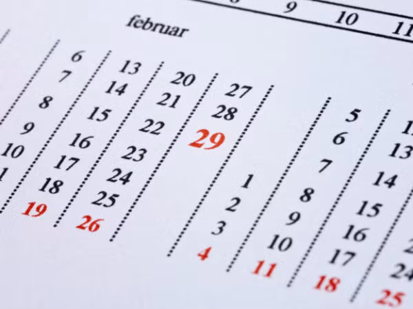 Chu kỳ hành kinh bị dừng bất thường. Nếu một cô gái đã đến tuổi 16 mà chưa có kinh nguyệt, vấn đề này được gọi là chứng vô kinh. Nếu hiện tượng kinh nguyệt biến mất trong hơn 3 tháng, vấn đề kinh nguyệt này được gọi là vô kinh thứ phát. Các tình trạng này có thể được điều trị bằng thuốc tùy thuộc vào tình trạng thể chất của người phụ nữ.