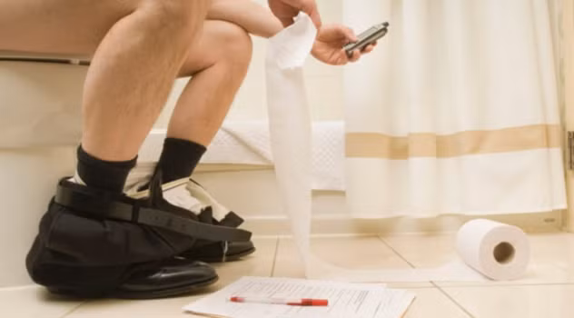 Táo bón. Bạn thường dùng điện thoại trong toilet mà không biết mối nguy hại của thói quen này. Theo các chuyên gia y tế cảnh báo, ngồi trên bồn cầu quá lâu sẽ khiến cho tuần hoàn máu ở tĩnh mạch khoang chậu bị cản trở, mạch máu giãn nở, dễ sinh mụn nhọt, thậm chí là mất đi tính nhạy cảm của trực tràng đối với việc kích thích đại tiện. Điều này dẫn đến tình trạng táo bón và nghiêm trọng hơn còn dẫn đến ung thư đường ruột.