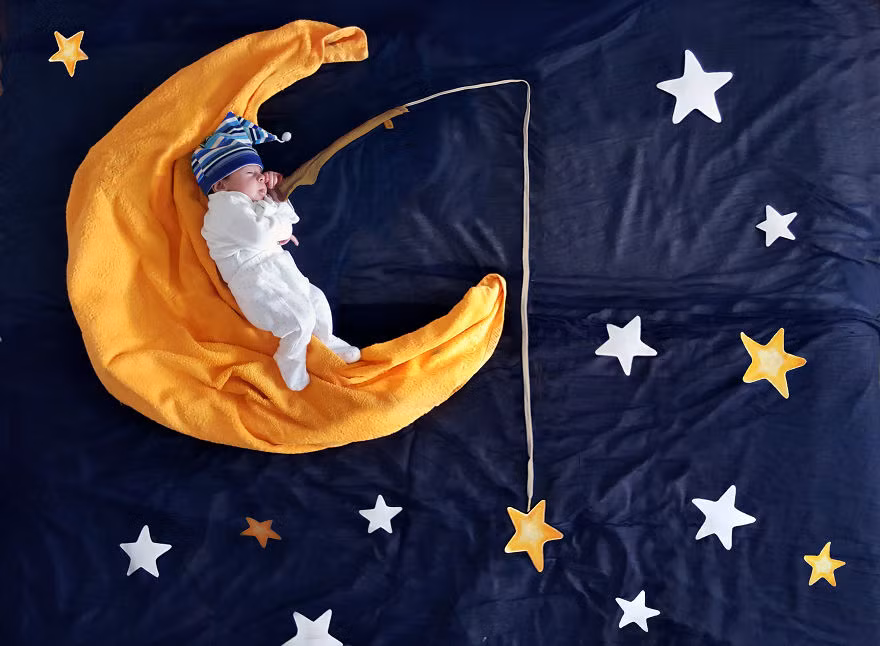 Với sự hóa thân thành chú cuội , nhạc sĩ viollin hay tráng sĩ cưỡi ngựa tung bay trên thảo nguyên... bé yêu qua bộ ảnh " giấc mơ của bé" được sắp xếp từ những dụng cụ trên giường sẽ đem lại cho người xem sự thích thú và thoải mái.