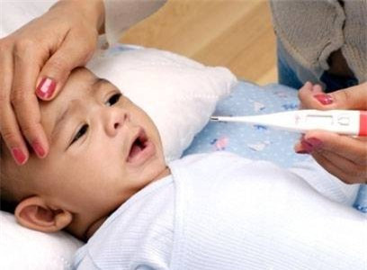 Điếc hoặc giảm thính lực là di chứng thường gặp. Các biến chứng rối loạn nhân cách và thần kinh là chậm phát triển tinh thần, vận động, chậm phát triển ngôn ngữ, rối loạn hành vi, động kinh, đần độn kèm theo tăng trương lực cơ, xoắn vặn kiểu tổn thương ngoại tháp.