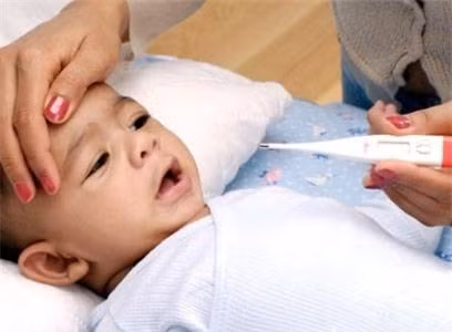 Điếc hoặc giảm thính lực là di chứng thường gặp. Các biến chứng rối loạn nhân cách và thần kinh là chậm phát triển tinh thần, vận động, chậm phát triển ngôn ngữ, rối loạn hành vi, động kinh, đần độn kèm theo tăng trương lực cơ, xoắn vặn kiểu tổn thương ngoại tháp.