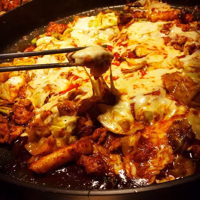 Lớp phô mai béo ngậy, thơm nức mũi bên trên là điểm cộng cho món ăn này. Ảnh: Lozy