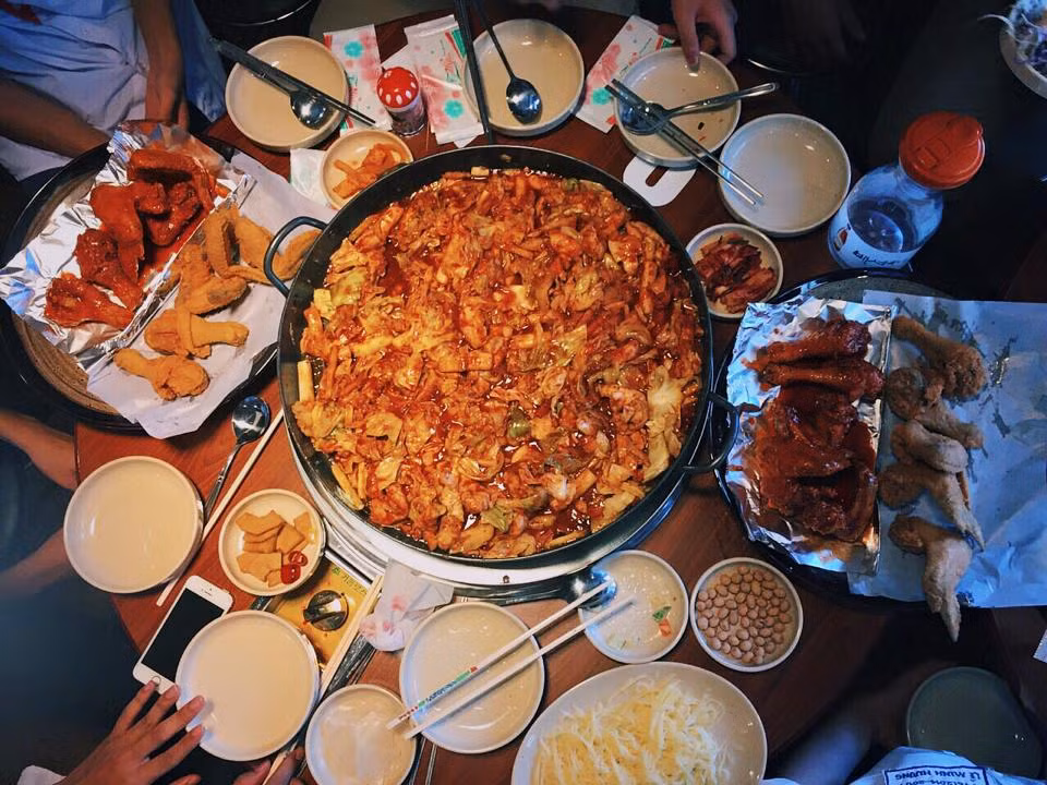 Không thể cưỡng nổi trước món gà xào bắp cải được chế biến trên chiếc chảo to bự. Món gà xào bắp cải có giá khoảng 150k/suất đủ để bạn no căng bụng. Ảnh: Lozy