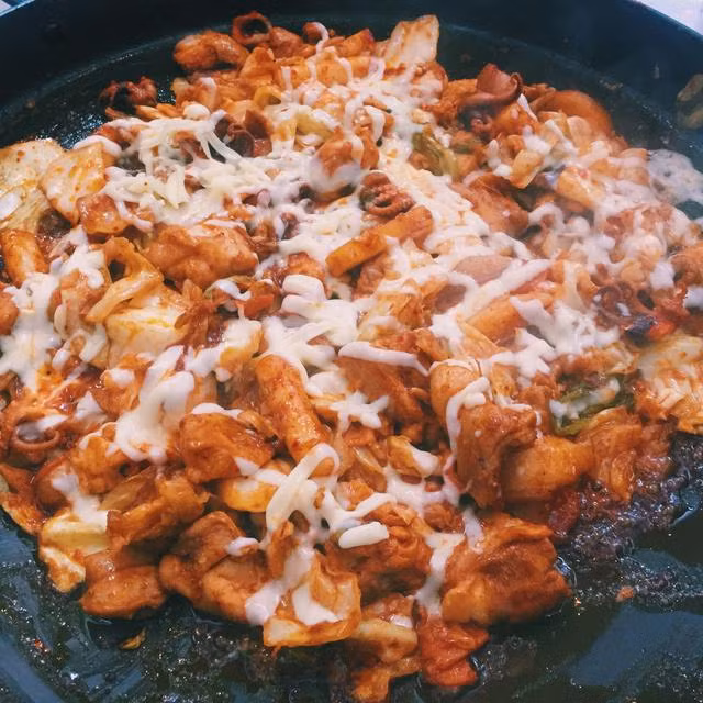 Thời tiết lành lạnh cùng bạn bè thưởng thức hương vị mới mẻ của món ăn có nguồn gốc từ xứ sở kim chi, có thể đánh thức cả thị giác và vị giác của bạn. Ảnh: Lozy