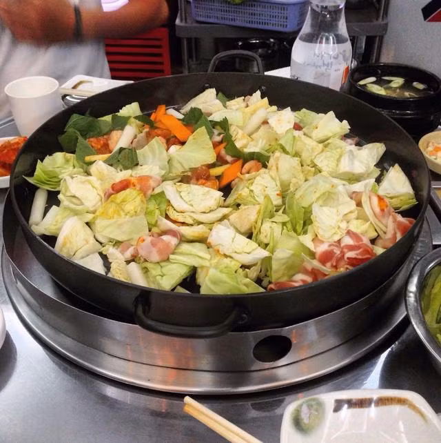 Món này gồm các nguyên liệu chính là thịt gà, bắp cải, teokbokki, phô mai được xào trong 1 chảo nóng, thơm phức và ngon tuyệt. Ảnh: Lozy