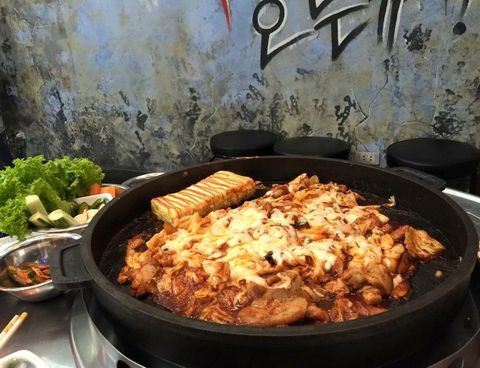 Ăn kèm gà xào bắp cải với các loại rau xà lách, cà rốt, dưa chuột hay kim chi cho đỡ ngấy và ăn được nhiều hơn. Ảnh: Lozy