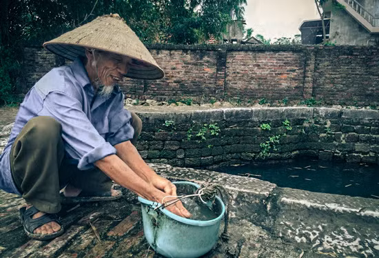 Các cụ cao niên trong làng cho biết, khi sinh ra đã thấy giếng cổ “ngự trị” ở đầu làng.