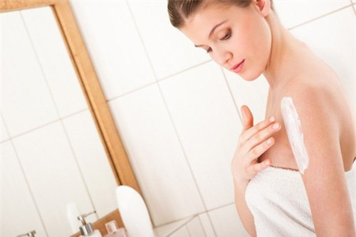 Tăng cường dưỡng ẩm toàn thân. Nếu bạn đang trong chế độ giảm cân thì đừng quên dưỡng ẩm cho da vì ăn kiêng sẽ khiến cho da trở nên khô hơn. Việc bôi kem dưỡng ẩm sau khi tắm giúp làn da của bạn được thư giãn, duy trì độ ẩm và đàn hồi tốt hơn. Không những thế, dưỡng ẩm còn góp phần ngăn ngừa nếp nhăn xuất hiện trên da. Hãy tìm một loại kem dưỡng ẩm có chứa vitamin E và collagen và chăm chỉ dùng hàng ngày để duy trì độ đàn hồi cho da toàn thân.