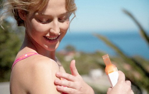 "Kết bạn" với kem chống nắng. Khi bạn thực hiện chế độ ăn kiêng và tập luyện nghiêm ngặt để giảm cân, da bạn rất dễ rơi vào tình trạng nhạy cảm do chưa thích nghi với chế độ dinh dưỡng và cường độ vận động mới của cơ thể. Chính vì vậy, làn da lúc này rất dễ bị tổn thương khi tiếp xúc với ánh nắng mặt trời. Do đó, hãy bảo vệ làn da bằng cách bôi kem chống nắng mỗi khi ra đường và nói “không” với tắm nắng nhé.