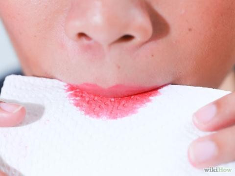 Dùng khăn giấy. Đừng bỏ qua việc nhẹ nhàng thoa son môi bằng khăn giấy. Trên khăn giấy có thể lưu lại một lớp son môi mờ của bạn vừa thoa nhưng chúng lại giúp đôi môi của bạn không quá bóng và có màu sắc không quá rực rỡ.