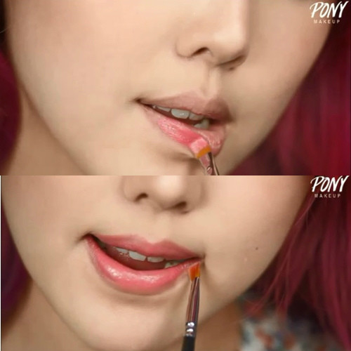 Dùng cọ tô một lớp son màu đầu tiên. Nếu không có cọ thì dùng nguyên thỏi chấm lên môi cũng được, nhưng dùng cọ thì cho hiệu quả tốt nhất với một lớp son không quá dày, không bị lem nhem và lâu trôi nhất. Sau đó mím hai môi lại vài lần cho son đều cả môi trên môi dưới.