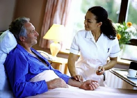 Các biến chứng sau phẫu thuật hay gặp nhất là nhiễm trùng vết mổ và nhiễm trùng tầng sinh môn, thường kèm theo biến chứng đường niệu như bí tiểu, nhiễm trùng niệu, rối loạn tiểu tiện.