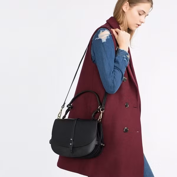 4. Túi xách dáng hộp. Những thiết kế túi xách dáng hộp hay có cấu trúc cứng cáp từ lâu đã được lòng giới trẻ bởi tính tiện dụng, có thể đựng thoải mái những món đồ mà phái đẹp thường mang theo mà không lo bị hỏng. Không những thế, nó còn là điểm nhấn ấn tượng cho bộ trang phục nếu bạn kết hợp màu sắc hài hòa.