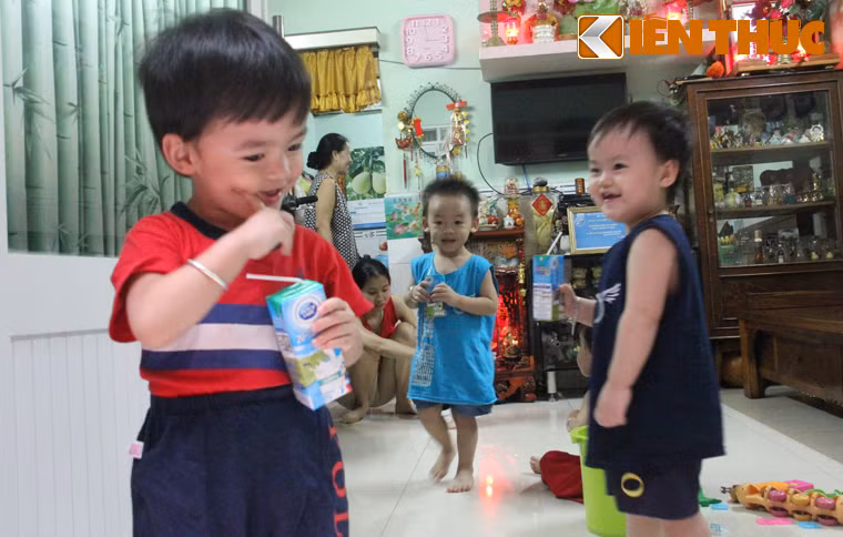 Tiếng cười nói rộn rã suốt cả nhà giúp chị Thư và người mẹ chồng vơi bớt cực nhọc. Hiện các cháu đã được cho đi nhà trẻ nhờ sự tài trợ ăn học hành đến 18 tuổi từ Ban giám đốc Hãng taxi nơi anh Nguyễn Thanh Hiếu (chồng chị Thư) cha của các cháu làm việc.