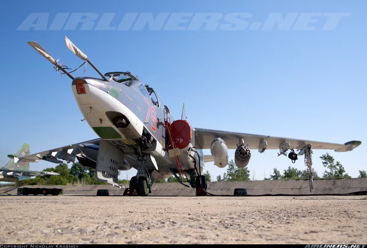 Trong khi đó, Su-25UBM2 được mở rộng thêm một cabin – buồng lái hai chỗ ngồi phục vụ việc huấn luyện phi công, tất nhiên vẫn giữ khả năng tấn công tương tự Su-25SM3. Nguồn ảnh: Airlines.net