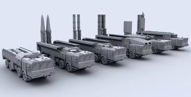 Tên lửa Iskander sử dụng động cơ tên lửa rắn một tầng, với tổng trọng lượng 3,8 tấn (riêng trọng lượng đầu đạn 380 kg) và tầm bắn tối đa 480 km. Tên lửa sử dụng phương pháp dẫn đường hỗn hợp gồm phương pháp dẫn đường quán tính, kết hợp dẫn đường vệ tinh (GLONASS/GPS) và phương pháp khớp địa hình để điều chỉnh sai số đường bay; độ lệch mục tiêu (CEP) của tên lửa về mặt lý thuyết chỉ là 2 mét. Đối với một đầu đạn lớn 380 kg, sai số này là không đáng kể.