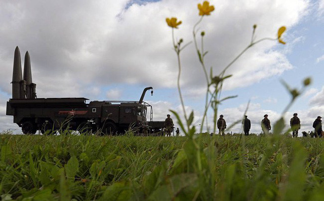 Từ thời Liên Xô, quân đội Nga đã rất coi trọng việc phát triển và sử dụng tên lửa đất đối đất tầm trung đến tầm ngắn. Điều này chủ yếu là do quân đội Nga luôn có một khoảng cách với phương Tây trong lĩnh vực không quân; họ không thể dựa hoàn toàn vào lực lượng không quân để hỗ trợ hỏa lực tầm xa. Cùng với đó là việc hiệp đồng quân binh chủng giữa bộ binh và không quân của Nga cũng hạn chế hơn so với quân đội Mỹ.